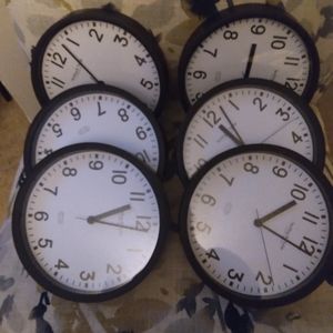 6 wall clocks